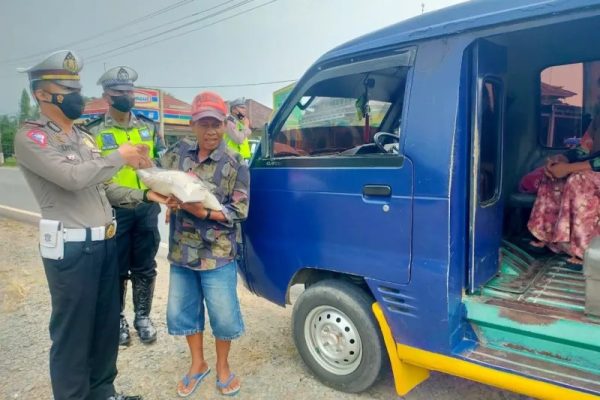 polisi berikan bantuan sosial kepada supir angkot dan bus 50111