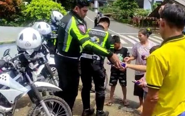 polisi berikan makanan gratis di kampung citeko 49980