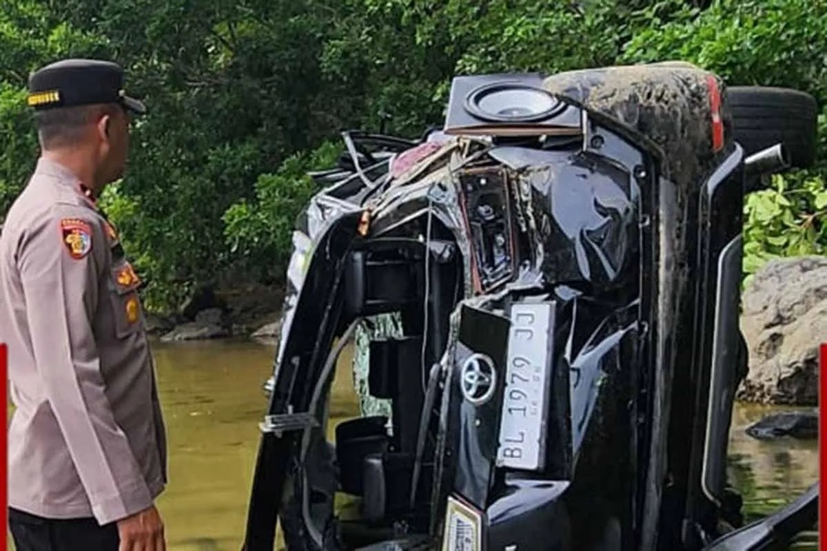 polisi berikan penghargaan kepada warga yang bantu korban kecelakaan maut di gunung geurute 77191