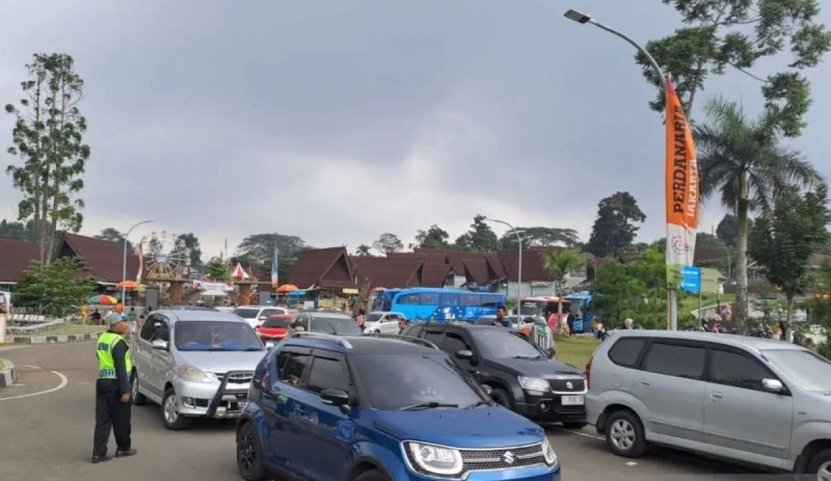polisi berlakukan rekayasa lalin di puncak bogor 78799