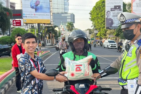 polisi bersama gmni bagikan sembako bagi sektor transportasi 49902