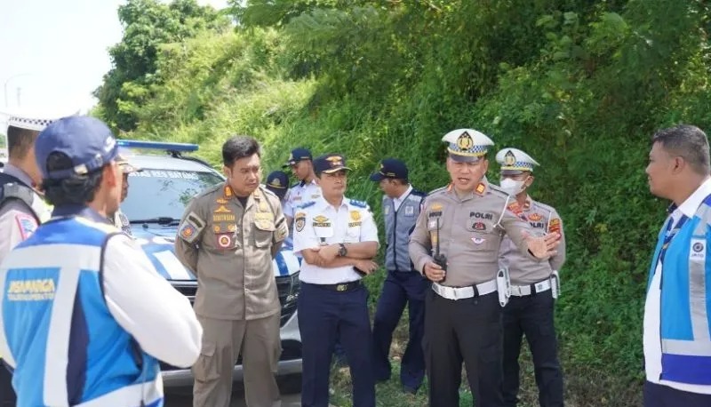 polisi bersama jasa marga tertibkan kendaraan parkir di exit tol kandeman 59659