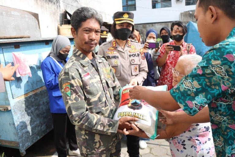 polisi bersama mahasiswa dan ormas salurkan bantuan 2 ton beras 50251