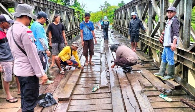 polisi bersama masyarakat perbaiki jembatan rusak di keerom 55678