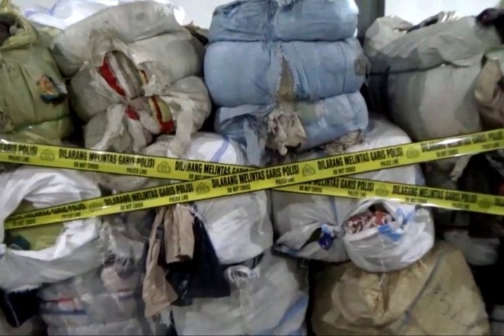 polisi bongkar penyelundupan pakaian bekas impor di makassar 56170