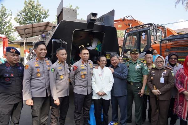 polisi di garut gunakan mobil tempur brimob laksanakan khitanan massal 59971