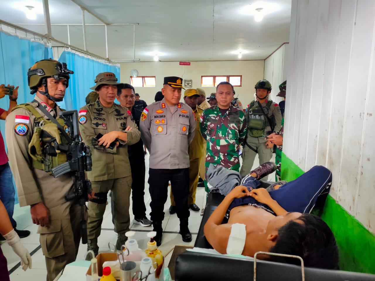polisi evakuasi empat karyawan pt ibs korban penyerangan kkb 58245 1