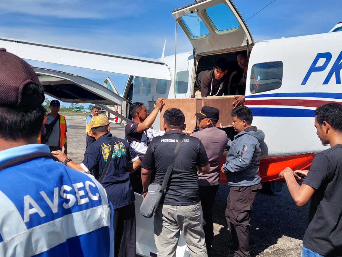 polisi evakuasi jenazah tukang ojek korban penembakan otk 55932