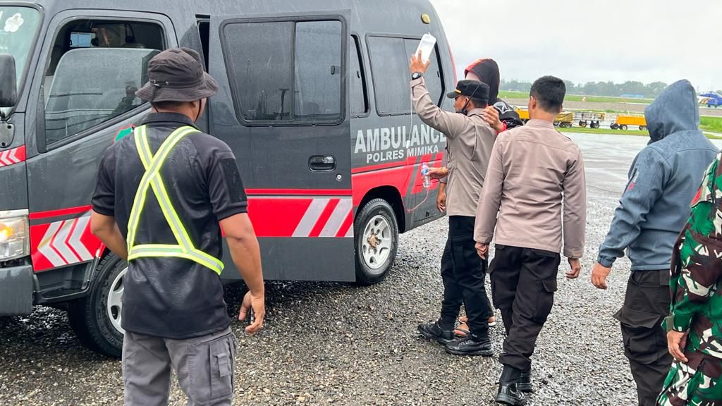 polisi evakuasi korban penembakan kkb di kabupaten puncak 62697