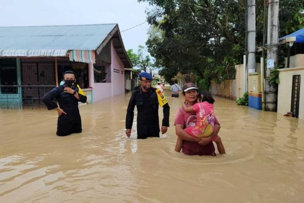 polisi evakuasi masyarakat yang terdampak banjir di dua titik kota bengkulu 47984
