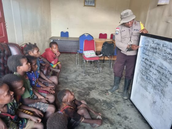 polisi gencar berikan bimbingan belajar untuk anak anak di intan jaya 50763