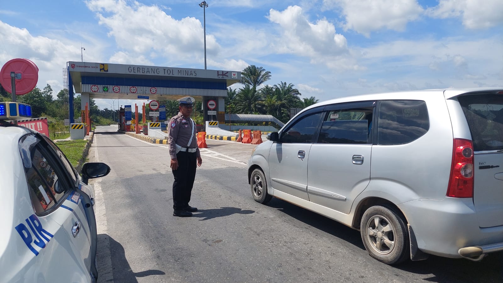 polisi gencar patroli sambang di jalan tol untuk tekan angka kecelakaan di riau 83589 1