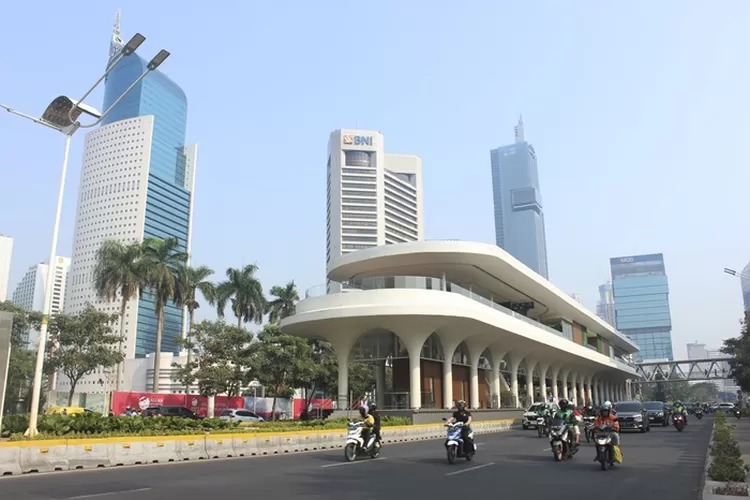 polisi imbau kepada pengendara untuk menghindari lalu lintas di sekitar gedung kpu 73027
