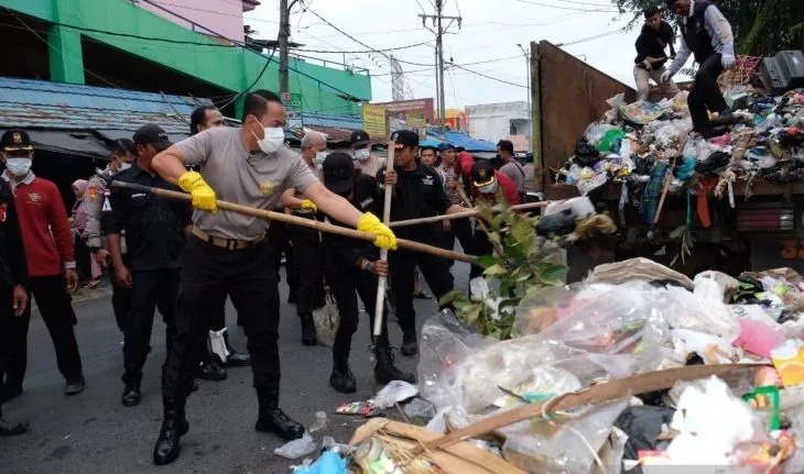 polisi inisiasi gerakan membersihkan lingkungan di kalsel 60951