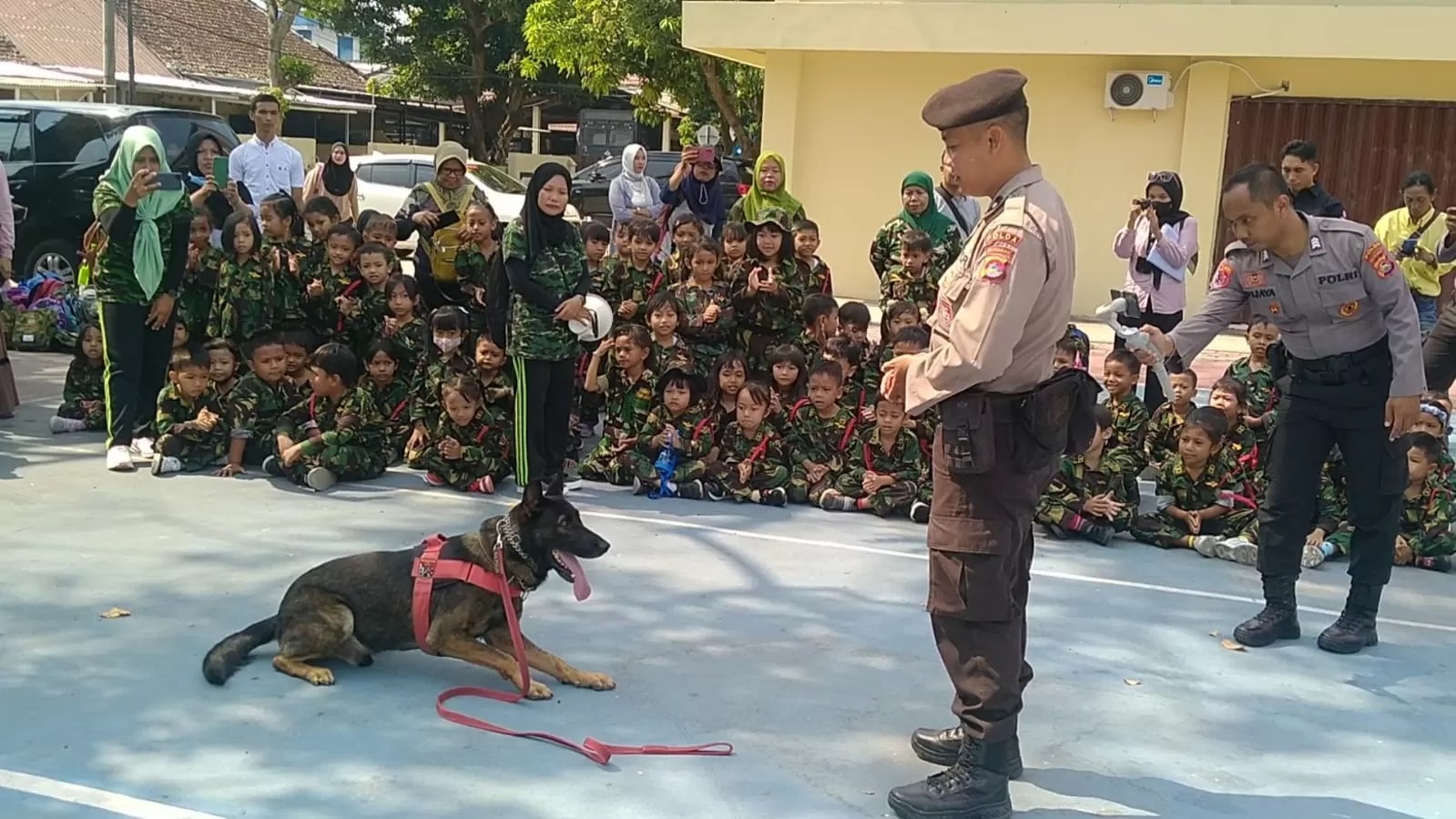 polisi kenalkan fungsi unit satwa dalam tugas kepolisian kepada murid tk di lombok 65383