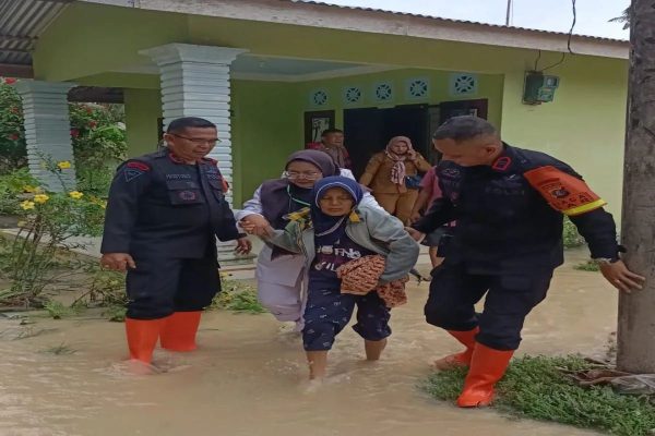 polisi kerahkan personel bantu penanganan banjir di serdang bedagai 70436 1