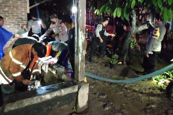 polisi lakukan penanganan banjir di pringsewu lampung 50873