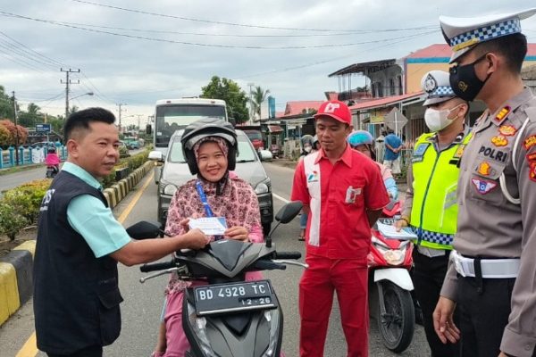 polisi melakukan pembagian kupon bahan bakar minyak gratis di mukomuko 49723