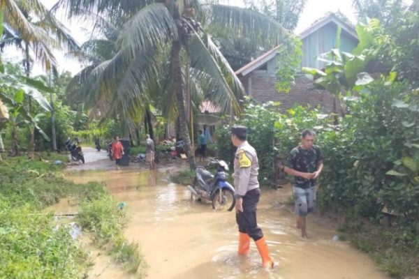 polisi membantu masyarakat yang terdampak bencana banjir 50110