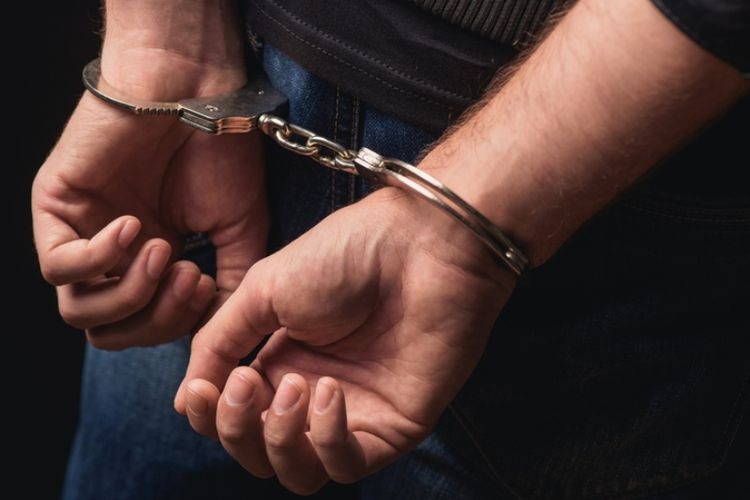 polisi menangkap wna yang mengamuk dan merusak kafe di bali 74708 1