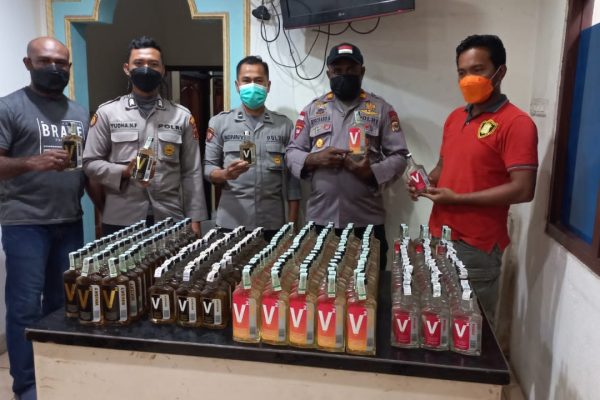 polisi mengamankan ratusan miras ilegal 50836