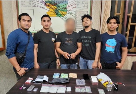 polisi mengamankan tersangka penyalahgunaan narkotika jenis sabu dan pil ekstasi 49650