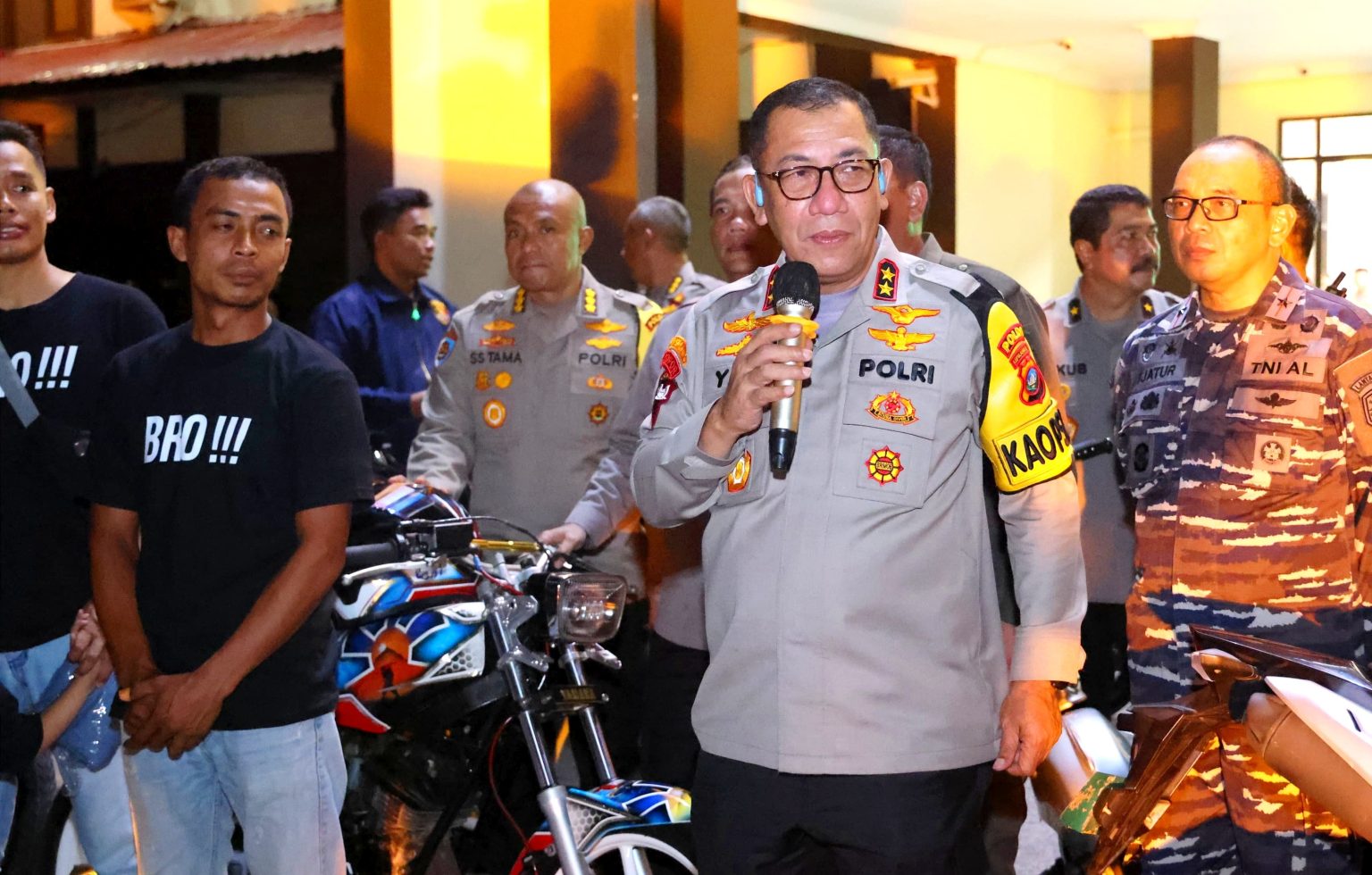 polisi menggandeng komunitas motor gelar patroli takbiran bersama di kepri 72470