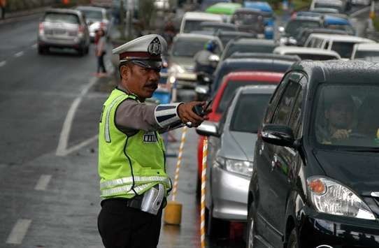 polisi mengimbau pemudik untuk mematuhi peraturan rambu lalu lintas 56865
