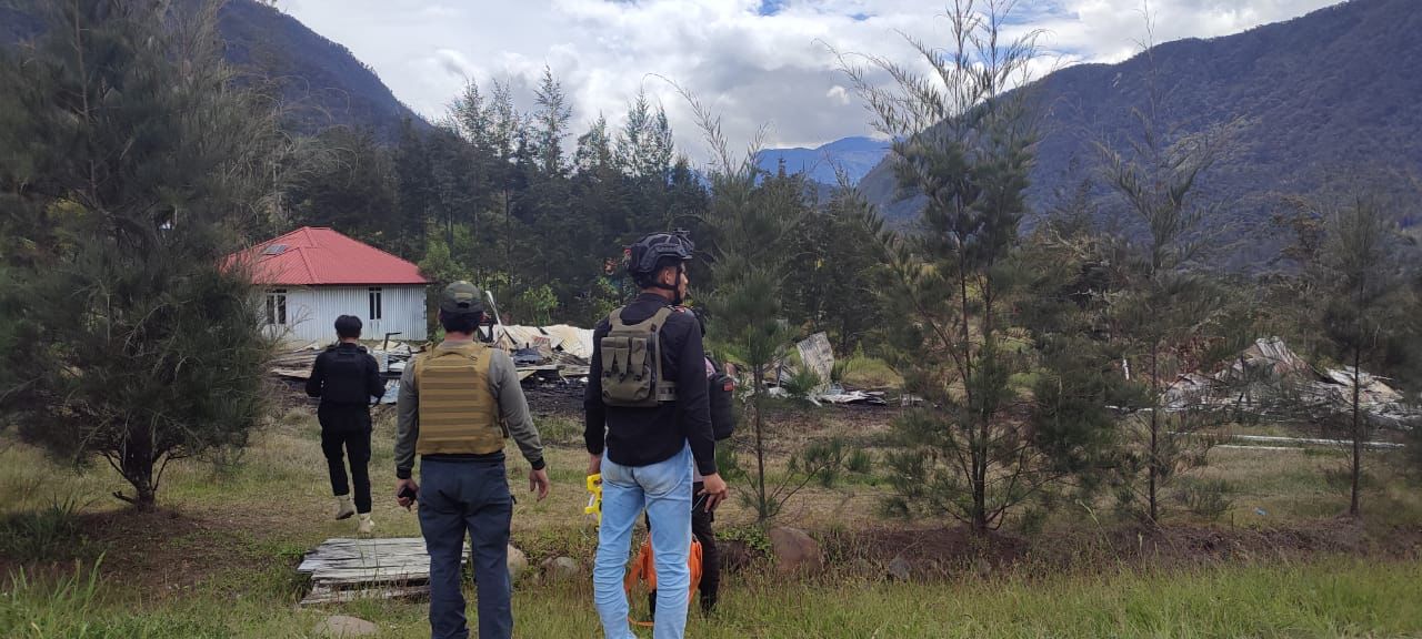polisi olah tkp penembakan dan kebakaran oleh kkb 62720