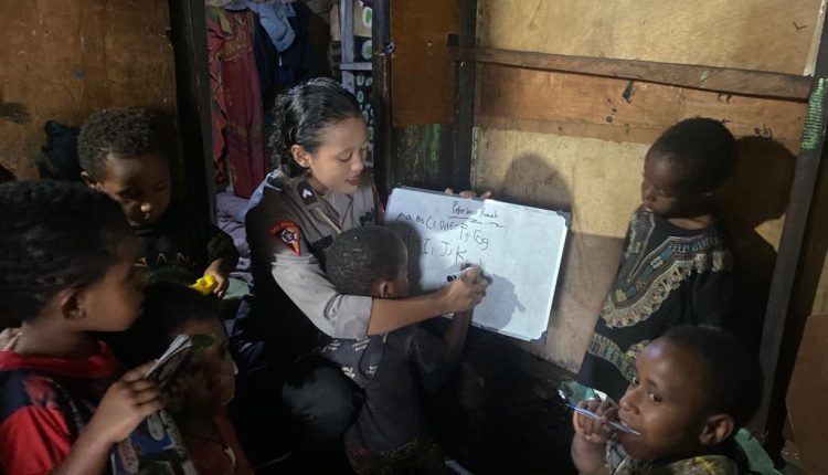 polisi peduli personel binmas noken ajarkan membaca anak binaan binmas noken 55699