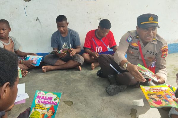 polisi pi ajar hadirkan senyuman dan mendorong prestasi anak anak di distrik kenyam 49151