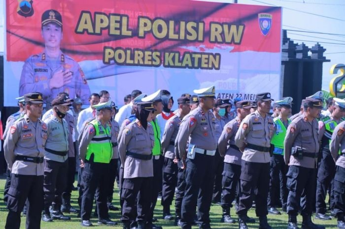 polisi rw dan bhabinkamtibmas polres klaten mengajar anak anak mengaji bukti bahwa polisi sahabat anak 62129