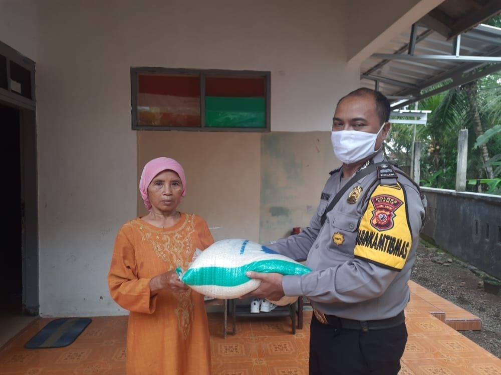 polisi salurkan bansos kepada warga terdampak kenaikan bbm 50346