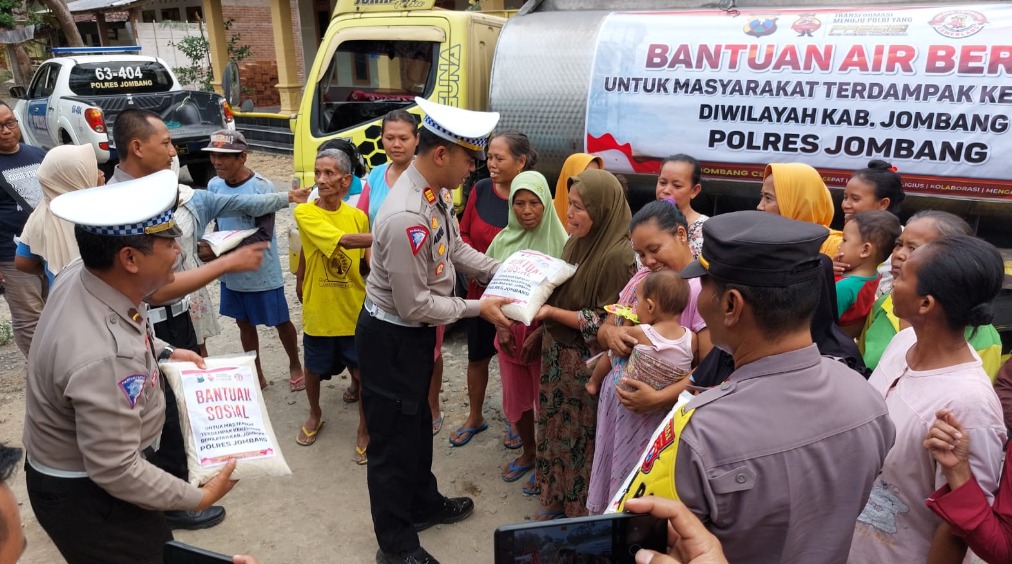 polisi salurkan bantuan sembako dan air bersih untuk masyarakat jombang yang terdampak kekeringan 65419