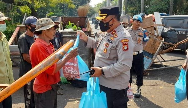polisi salurkan sembako sebanyak 100 paket di daerah slum area 49784