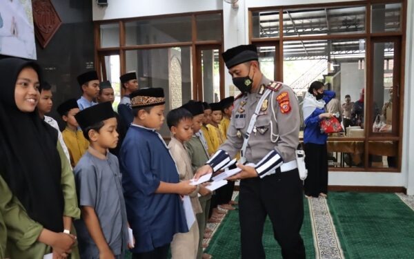 polisi santuni anak yatim piatu dalam rangka hut lalu lintas ke 67 tahun 2022 49874