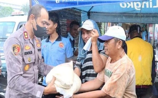 polisi sebar 1 ton beras bantu warga terdampak kenaikan bbm 49551