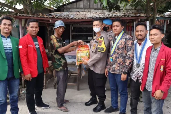 polisi serahkan bansos kepada organisasi kemahasiswaan 49649