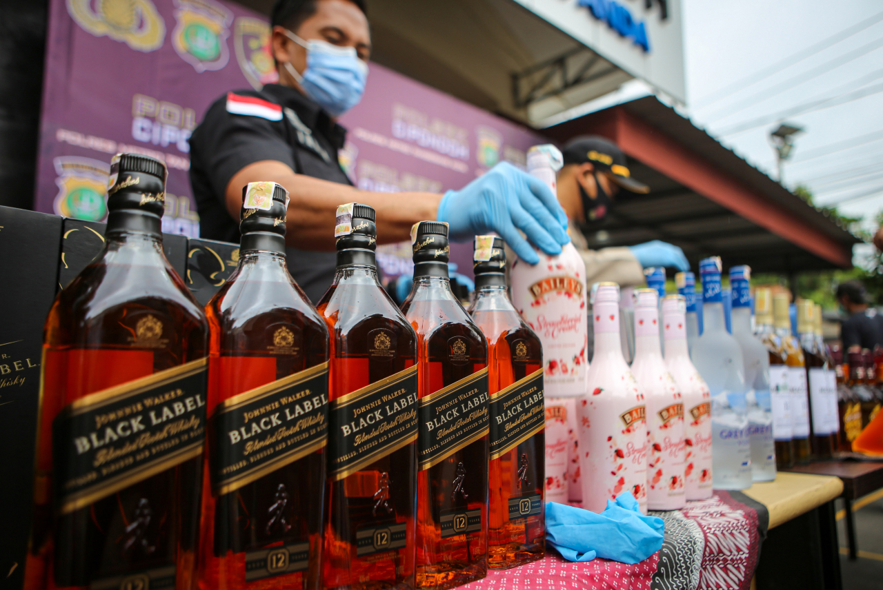 Polisi Sita 520 Botol Berisi Arak Bali polisi sita 520 botol berisi arak bali 52255