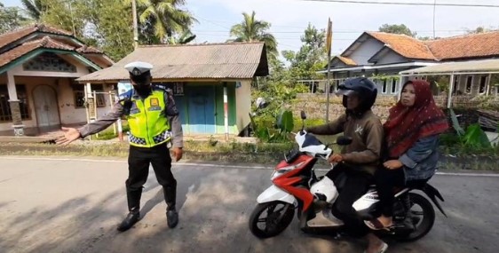 polisi tak tilang pemotor bersendal jepit 47618