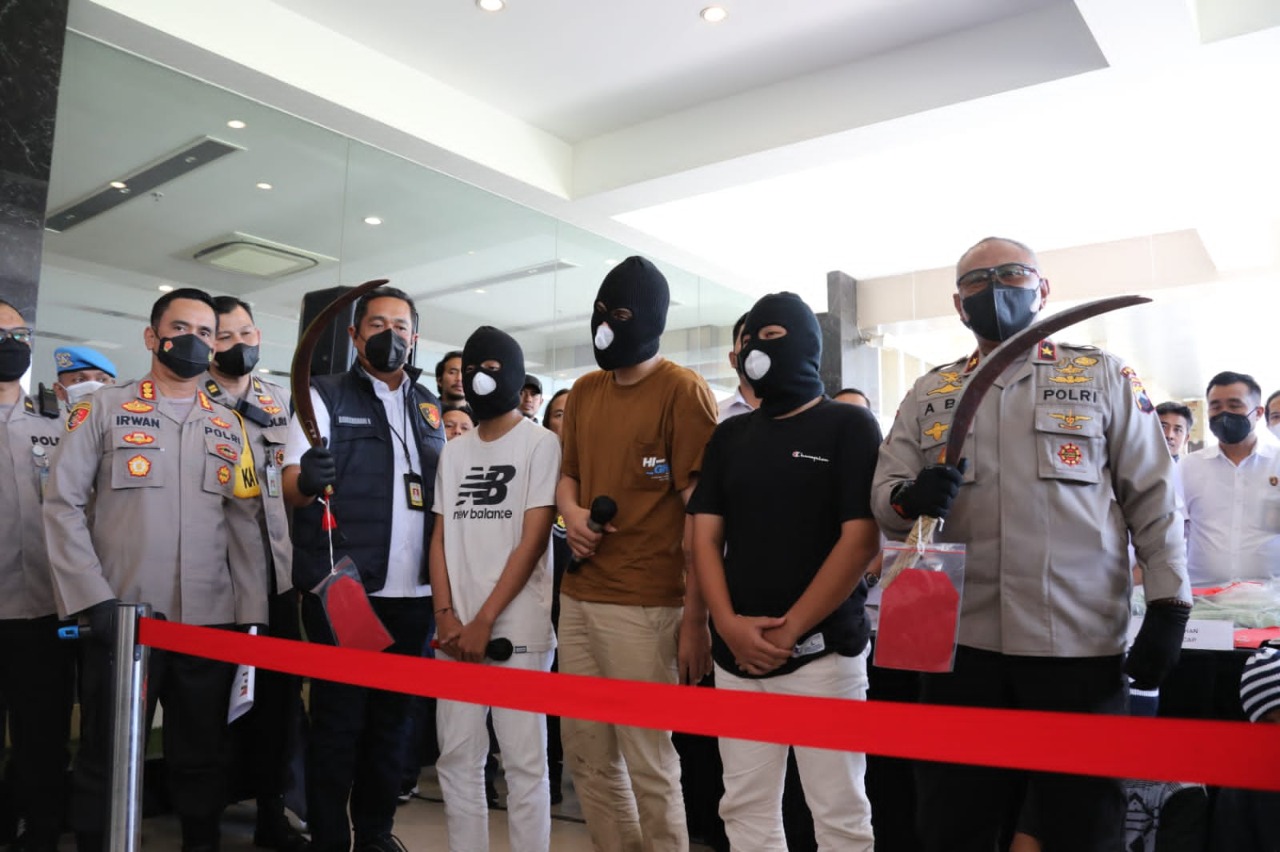 polisi tangkap lima pelaku pembunuhan remaja yang mayatnya dibuang di parit 51339