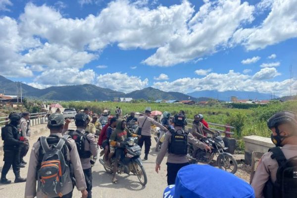 polisi tangkap pelaku pengeroyokan anggota tni koramil moanemani 50924 1