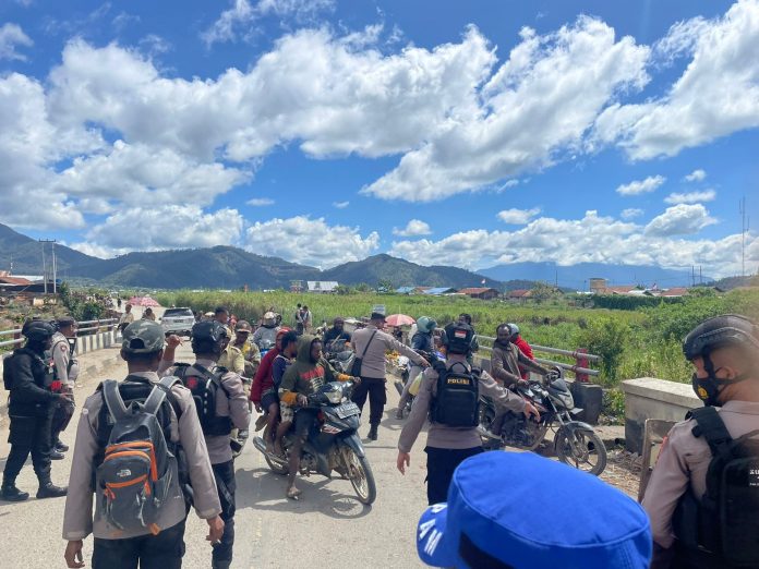 polisi tangkap pelaku pengeroyokan anggota tni koramil moanemani 50924 1