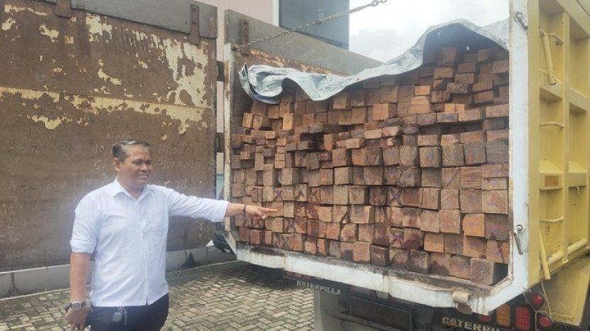 polisi tindak truk pembawa ratusan potong kayu ulin asal kalteng tanpa surat 56658