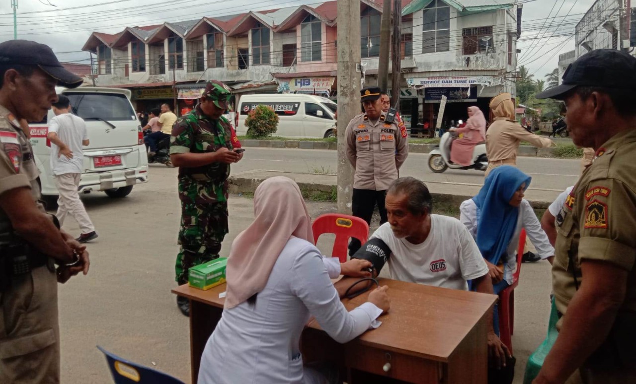 polres aceh timur berikan layanan kesehatan gratis bagi sopir dan penumpang 52910