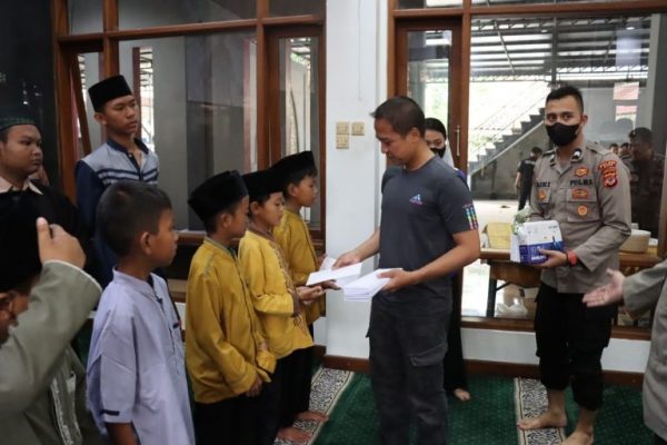 polres ciamis melaksanakan baksos menyantuni anak yatim di panti asuhan 49808