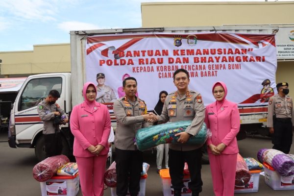 polres cianjur terima bantuan kemanusiaan dari polda riau 52014