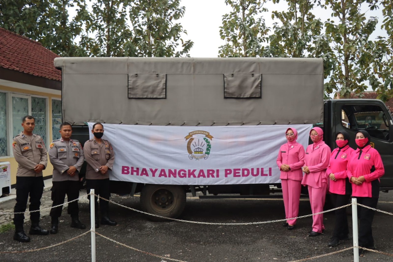 polres garut gandeng ibu bhayangkari bagikan bansos untuk korban gempa cianjur 51931