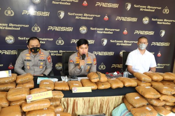 polres jakbar amankan 2 kurir narkoba dan 137 kg ganja siap edar 48588