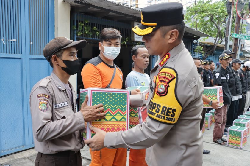 polres jakbar bagikan 240 bantuan sembako idul fitri ke warga 57104